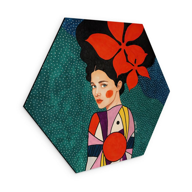 Hexagon Wandbild Frau mit roten Blüten und Musterkleid - Hülya - Alu-Dibond