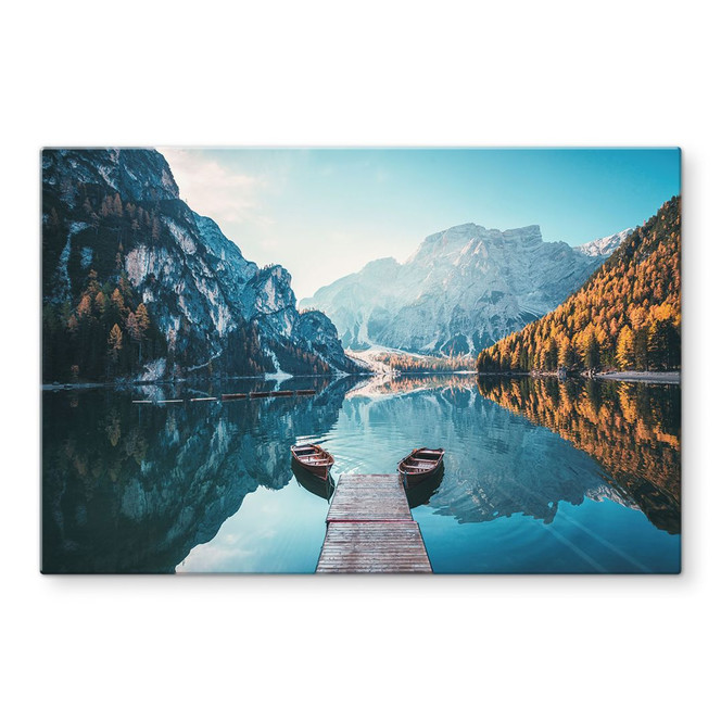 Glasbild Holzsteg am Pragser See in den Dolomiten