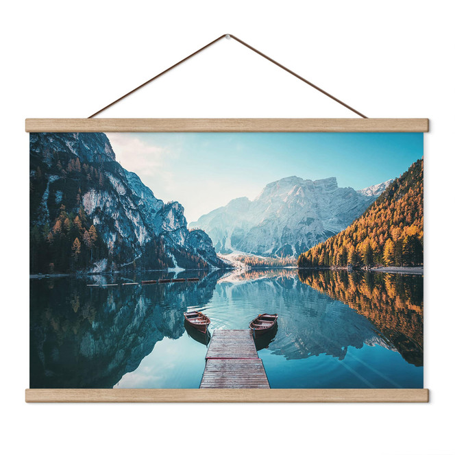 Stoffbild Holzsteg am Pragser See in den Dolomiten