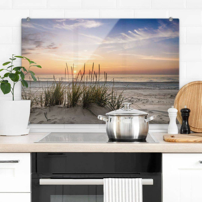 Spritzschutz Düne am Strand bei Sonnenuntergang