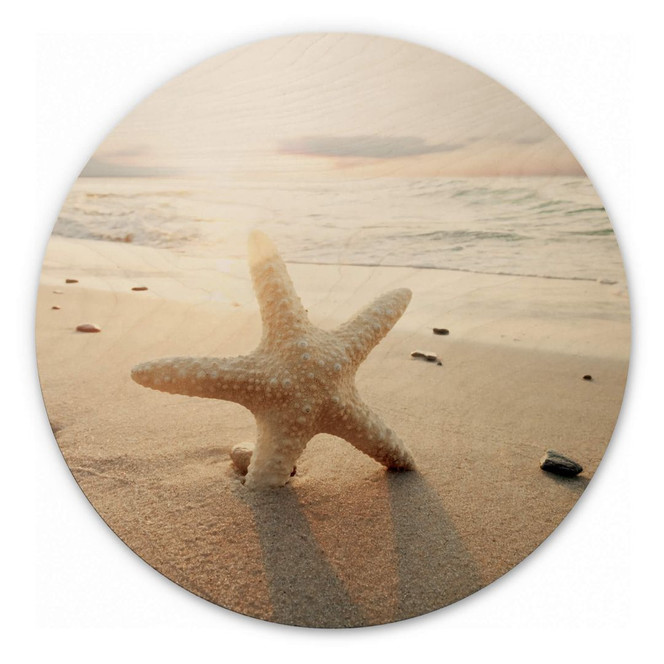 Holzbild Funkelnder Seestern am einsamen Strand - Rund