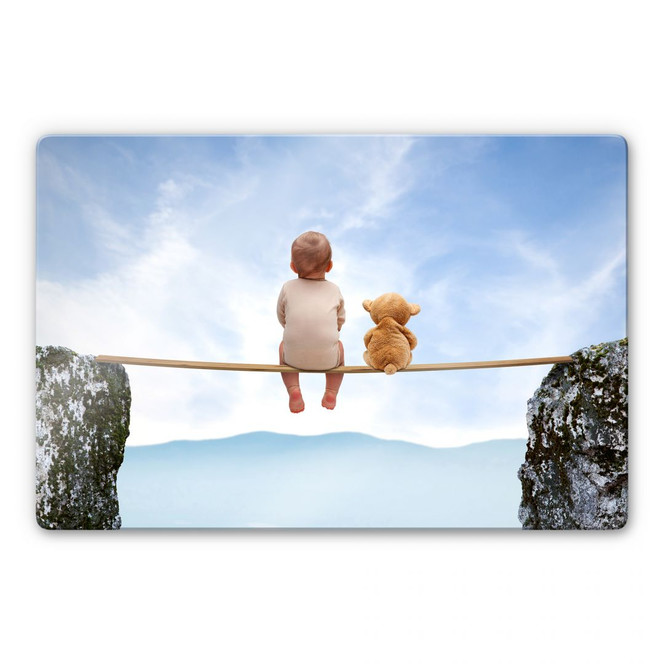 Glasbild Mit Teddy in den Bergen