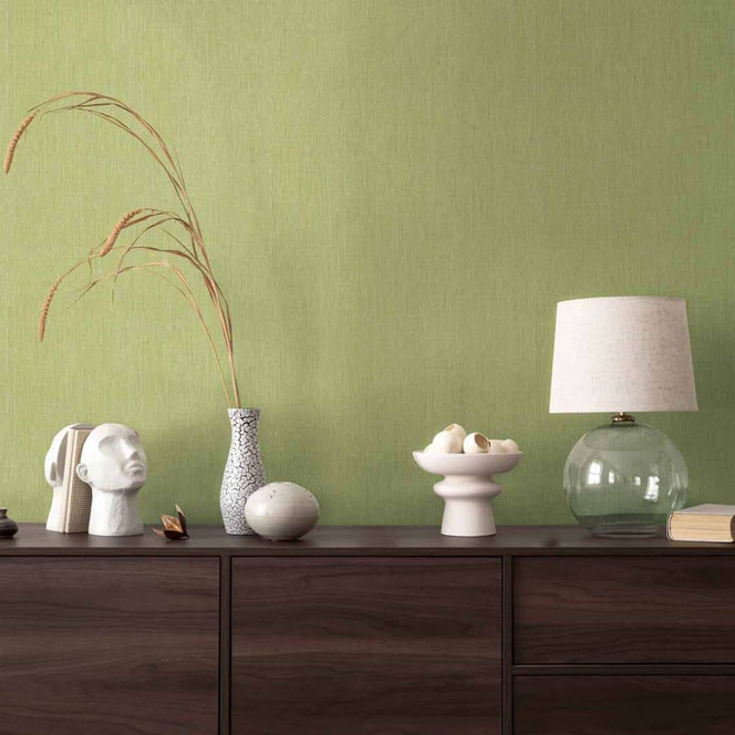 Lebendige Vliestapete in Grasgrün mit dezenter Textur - Belebende Wandgestaltung