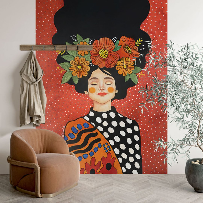 Fototapete Lächelnde Frau mit orangen Blumen - Hülya