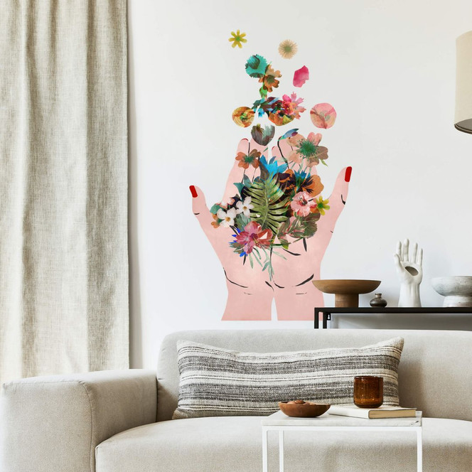 Wandtattoo Treechild - Bunte Blumen in Fridas Händen