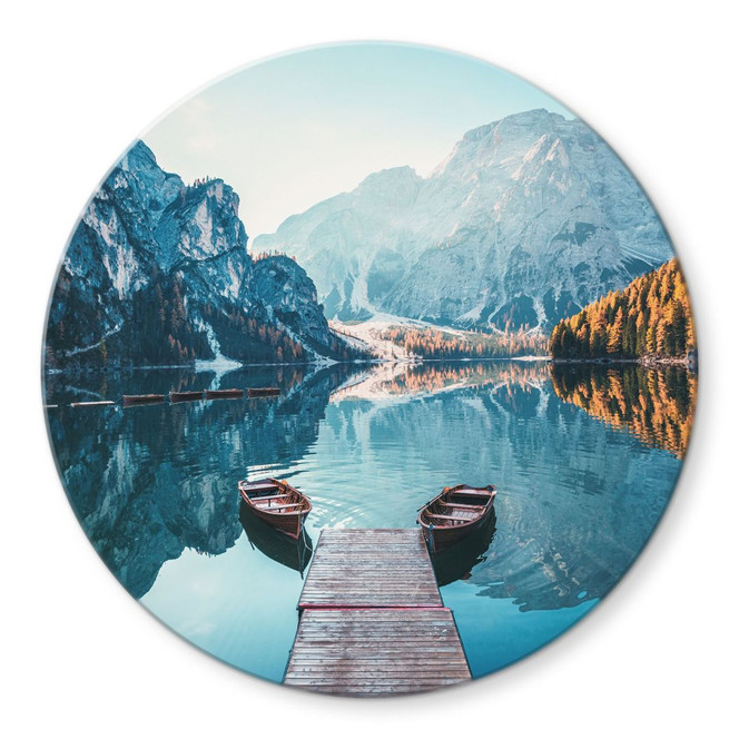 Glasbild Holzsteg am Pragser See in den Dolomiten - Rund