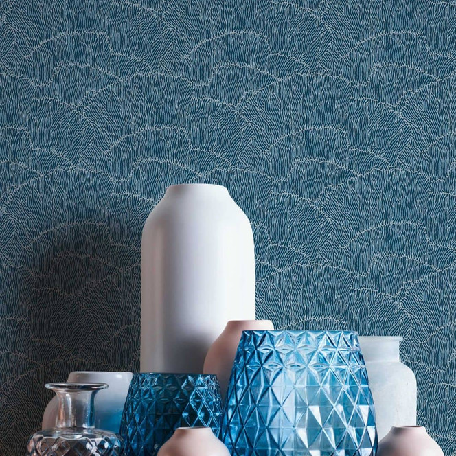 Tapete mit Grafik Wellenmuster Blau Silber - Vliestapete Metallic-Effekt