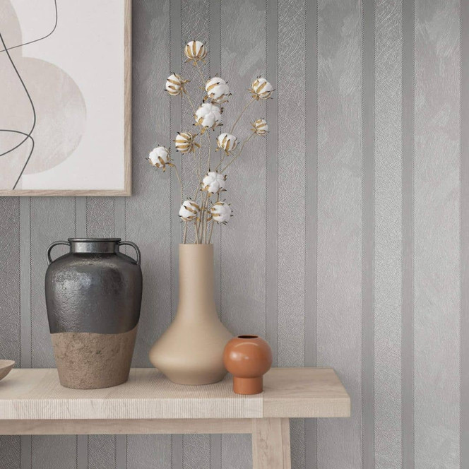 Vliestapete mit strukturierten Streifen grau Streifen