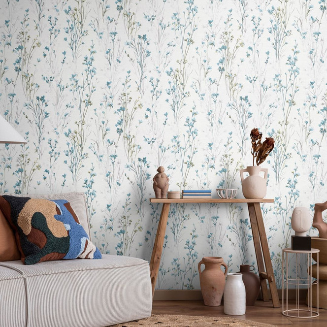 Tapete aus Vlies mit zarten Wiesenblumen in Blau Weiss als florale Naturtapete