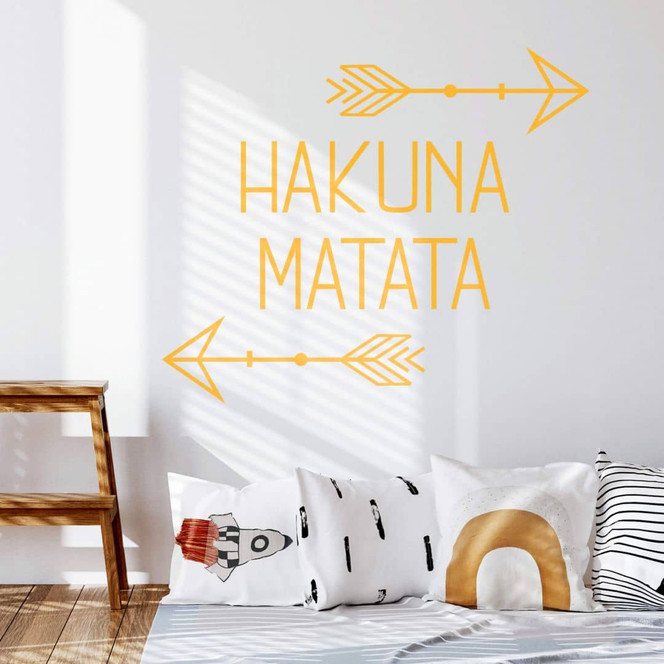 Spruch Wandtattoo Hakuna Matata mit Pfeilen