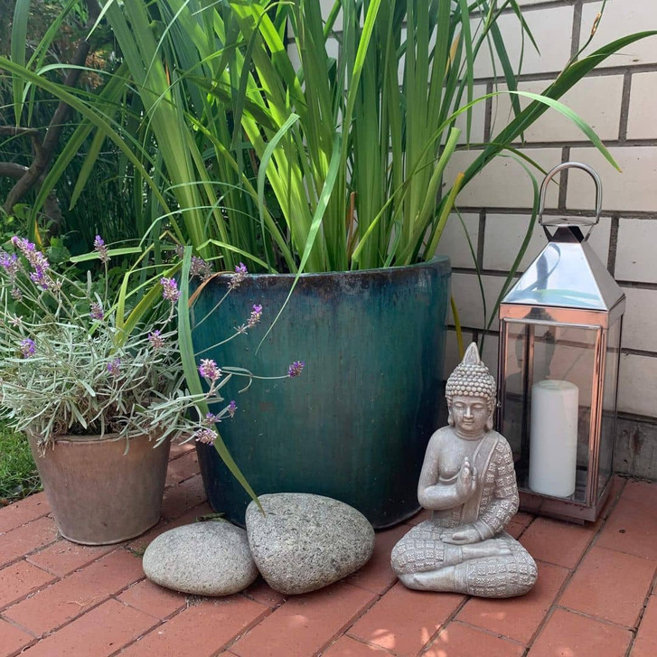 Sitzender Lao Buddha aus Kunststein, betongrau | Edle Gartendeko für Meditation und Wellness | 20x15x33 cm - WA326260