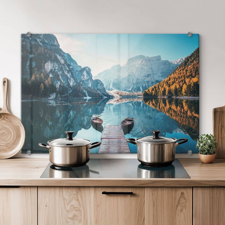 Spritzschutz Holzsteg am Pragser See in den Dolomiten - WA433557