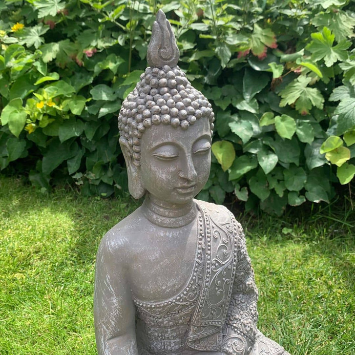 Sitzender Thai Buddha aus Kunststein, betongrau | Edle Gartendeko für Meditation und Wellness | 29x18x45 cm - WA413396