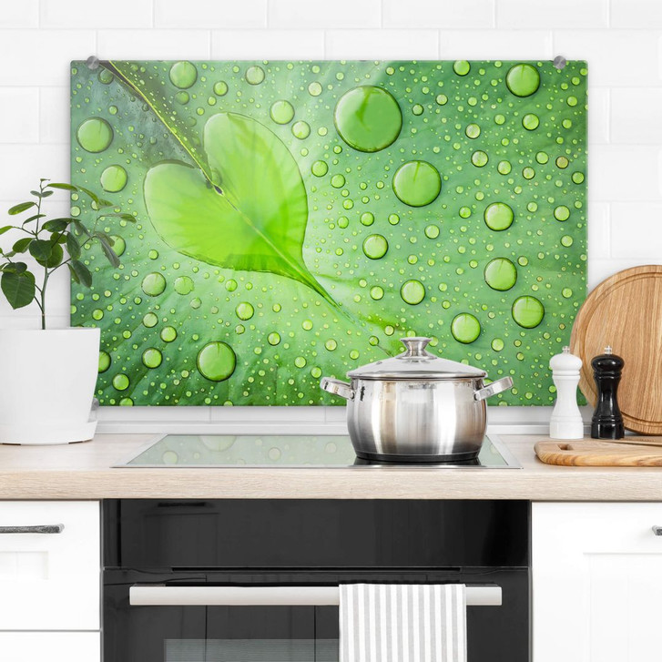 Spritzschutz Foto - Herz aus Wassertropfen auf grünem Blatt - WA381164