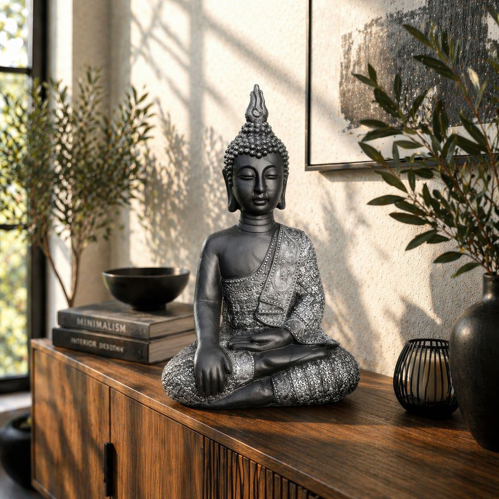 Sitzender Thai Buddha aus Kunststein, schwarz-silber | Edle Gartendeko für Meditation und Wellness | 29x18x45 cm