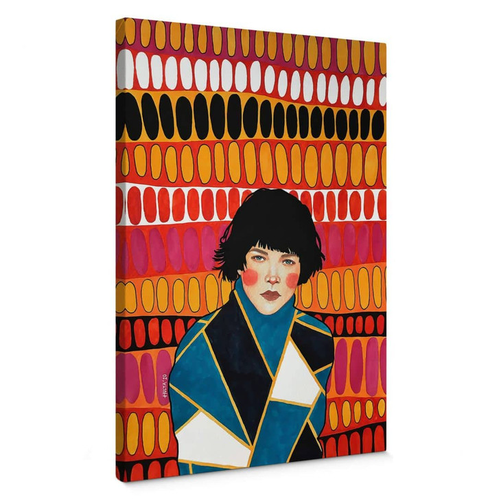 Leinwandbild Frau vor der bunten Retro-Tapete - Hülya - WA404395