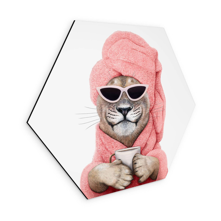 Hexagon Wandbild Wellness Löwe mit Kaffee - Korenkova - Alu-Dibond - WA513894