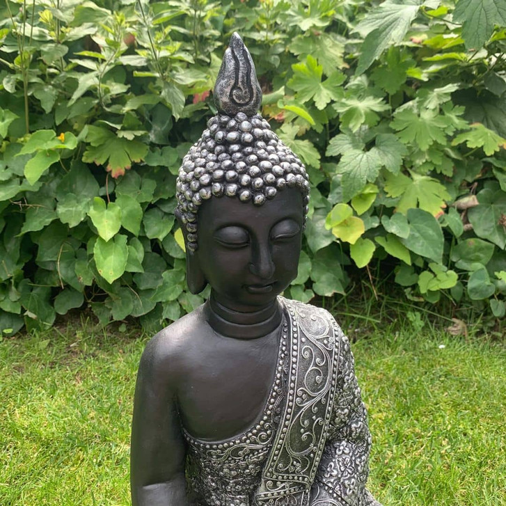 Sitzender Thai Buddha aus Kunststein, schwarz-silber | Edle Gartendeko für Meditation und Wellness | 29x18x45 cm