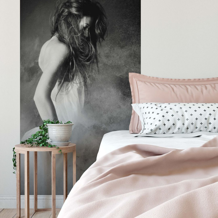 Fototapete - Mest - Die Frau in Grau - 144x260cm - WA225833