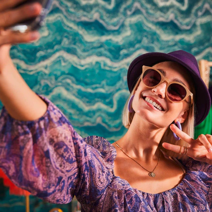 Edle Vliestapete in Marmoroptik mit Grün und Gold - Exquisite glänzende Wandverkleidung - WA397203